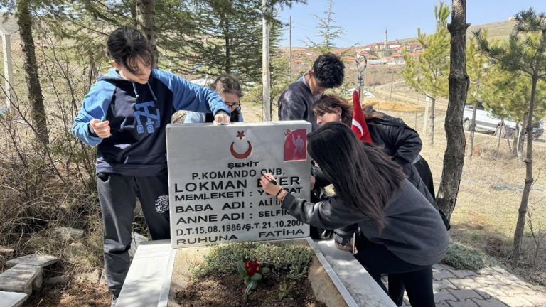 Liseliler şehit mezarlarının bakımını yapıyorlar