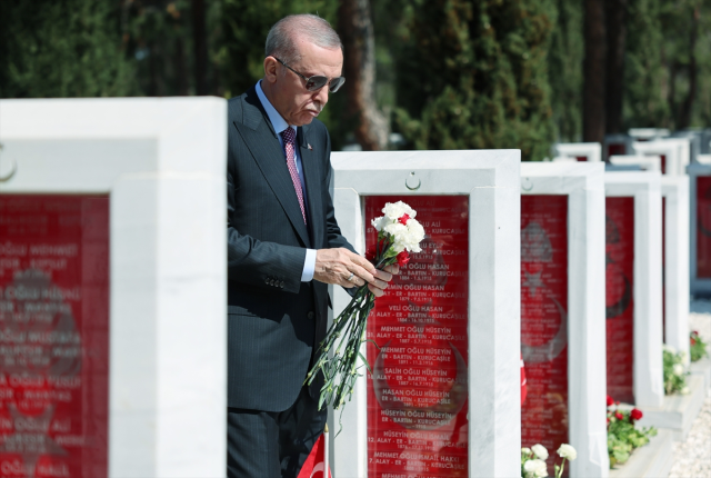 Cumhurbaşkanı Erdoğan,Şehitler Abidesi’nde 18 Mart Şehitleri Anma Günü ve Çanakkale Deniz Zaferi’nin 109. Yıl Dönümü Töreni’ne katıldı